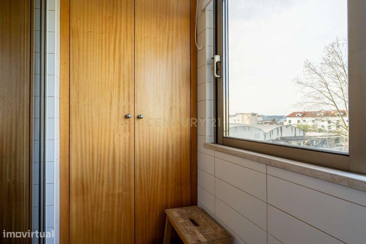 Excelente Apartamento T2 com elevador e garagem-26