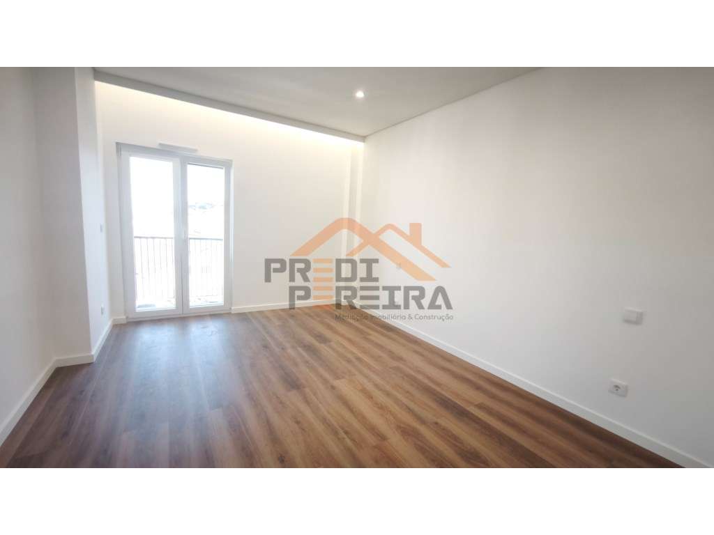 Situado em Caneças, apartamento T4 com duas suites, uma box e um pa...-32