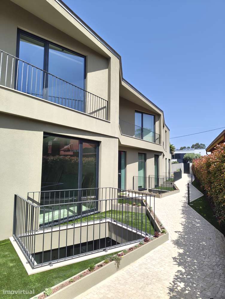 Moradia T4 com piscina e jardim em Canidelo-56