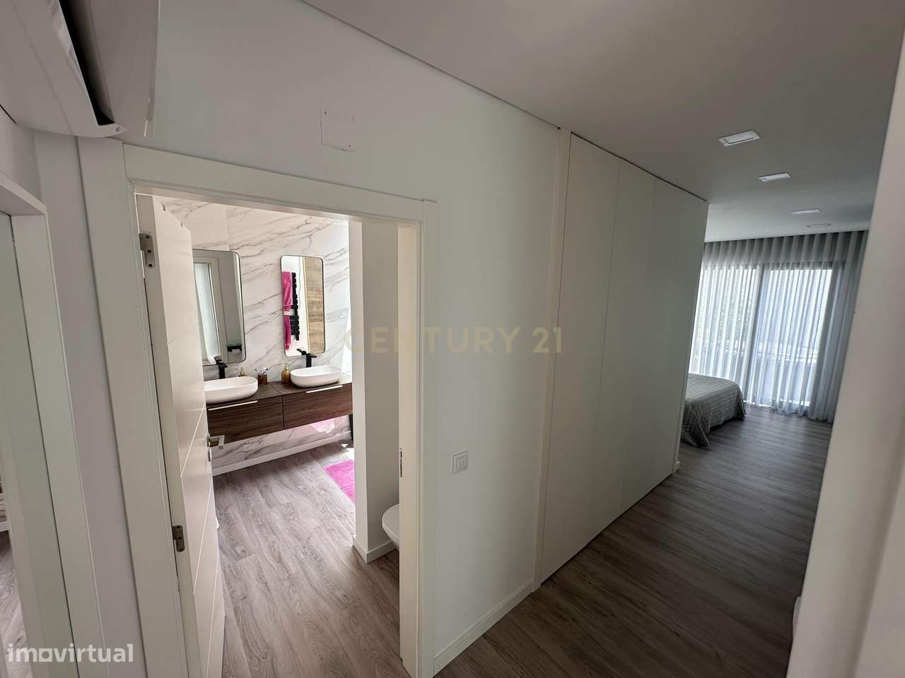 Moradia Térrea com Piscina aquecida e excelente jardim. Localizada em-28