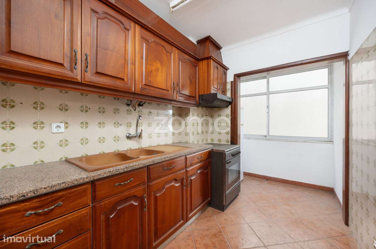 Apartamento T2 no Centro de Porto de Mós-0