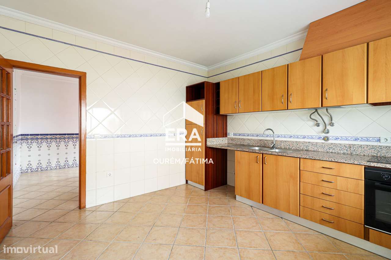 Moradia T3, localizada na periferia da cidade de Ourém - Grande imagem: 4/36