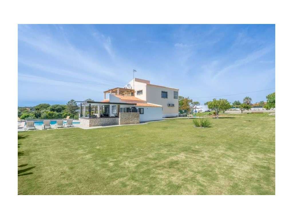 Moradia T4 Isolada para Venda em Quarteira

Área: 206m2
terreno:... - Grande imagem: 4/29