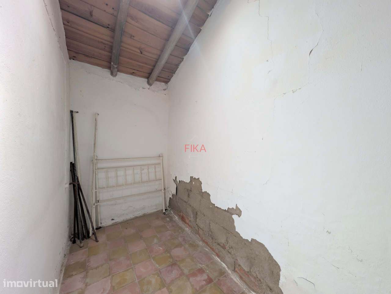 Moradia T3 para recuperação total com 679m2 de terreno-16