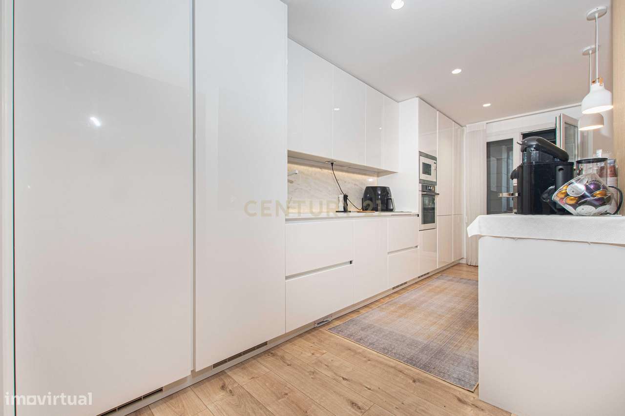 T4 Exclusivo com Terraço e Box para 2 Carros no Jardim da Amoreira-8