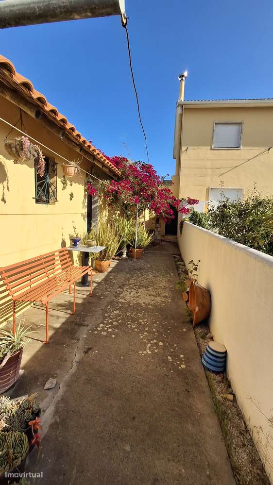 Magnifica propriedade constituída por armazém e moradia bi-familiar.-17