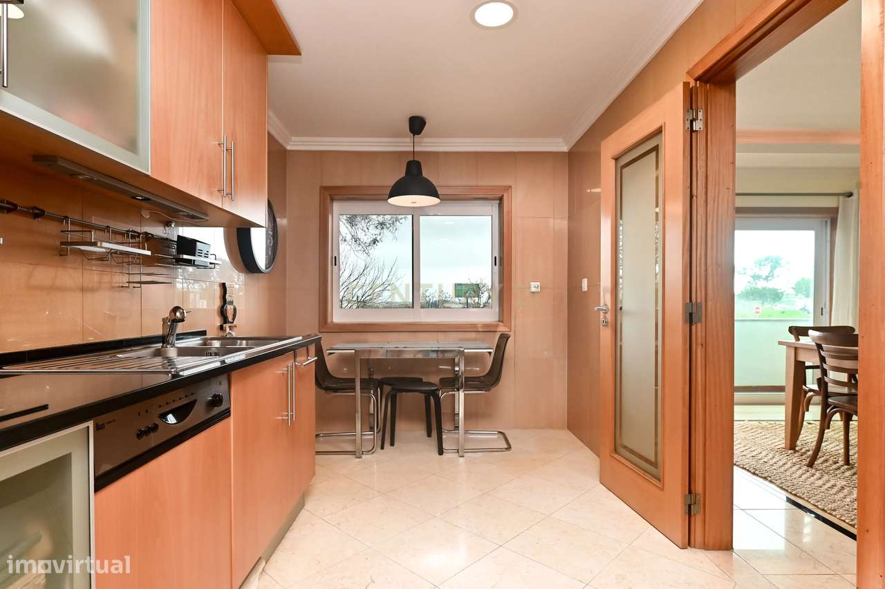 Apartamento T2 com garagem box e acessos adaptados na Urbanização Oute-9