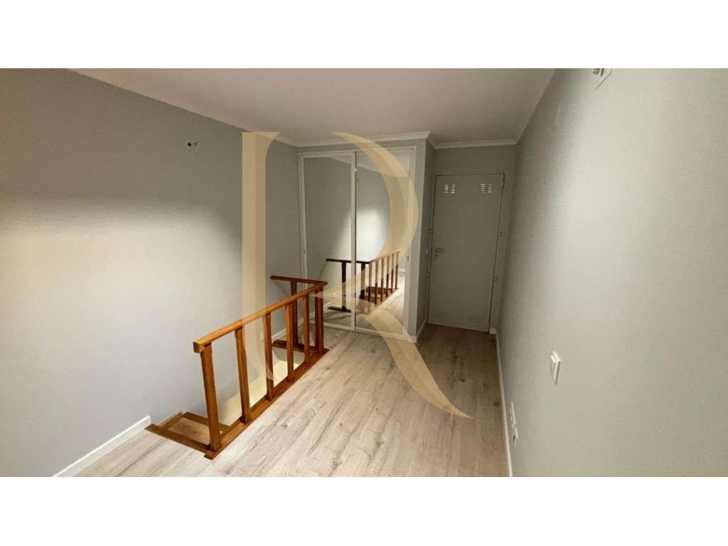 Apartamento duplex T1+1 remodelado no Monte da Caparica-9