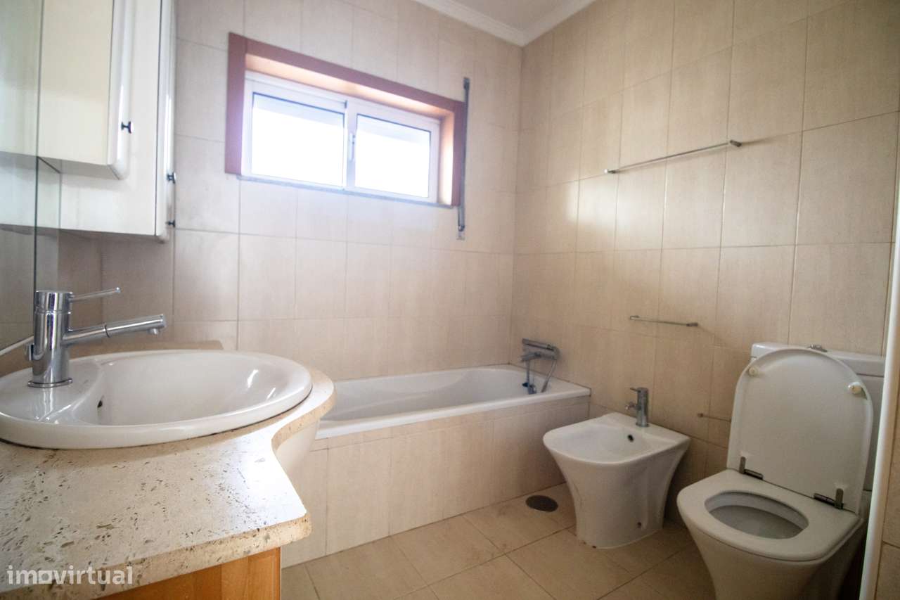 Moradia T4 Usada em Excelente Localização – A Apenas 1 km da Praia-15