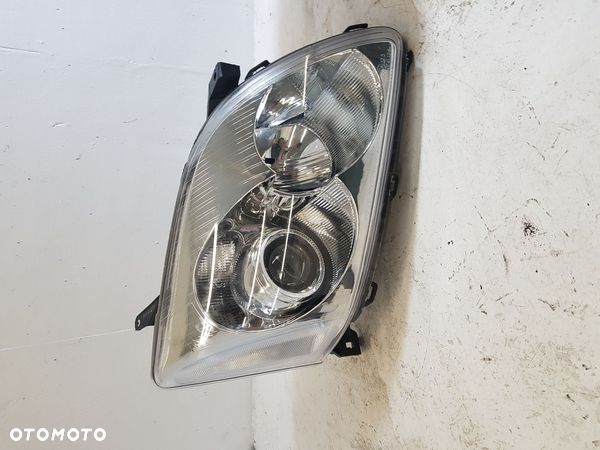 LAMPA PRAWA PRZEDNIA toyota avensis t25 - 1