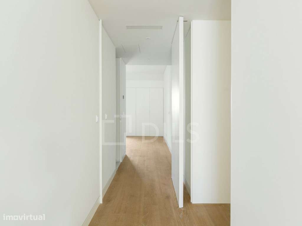 Penthouse T3 com varanda ampla e garagem privada, em Lisboa-40