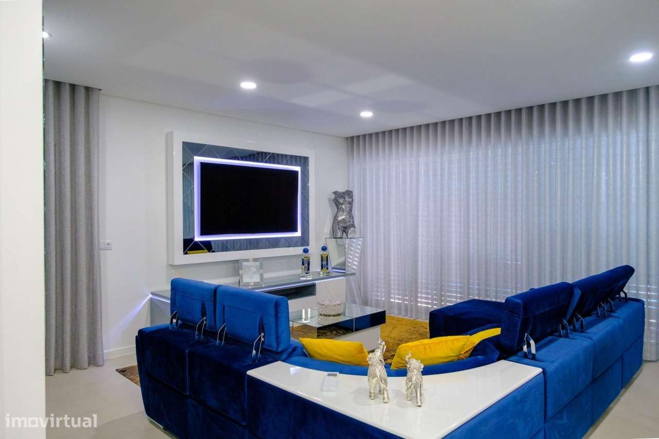 Moradia T4 com Piscina e Jardim na Aroeira, Almada-10