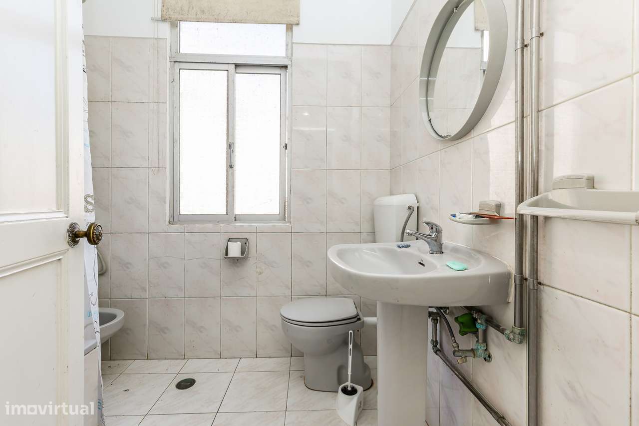 Andar de moradia T3 Para Renovar com Jardim e Localização Privilegiada-14