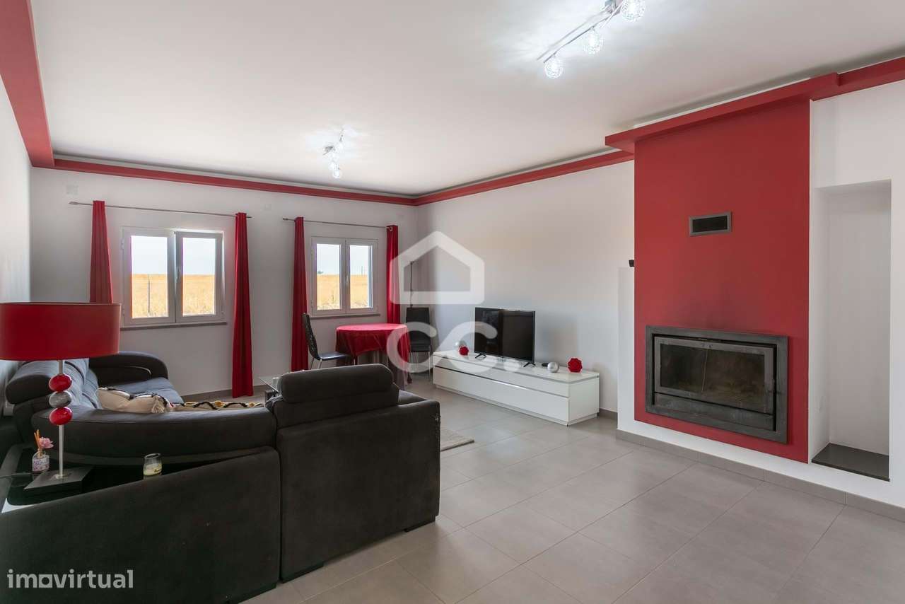 Moradia T4 com design moderno e espaço exterior, em Mourão - Grande imagem: 5/31