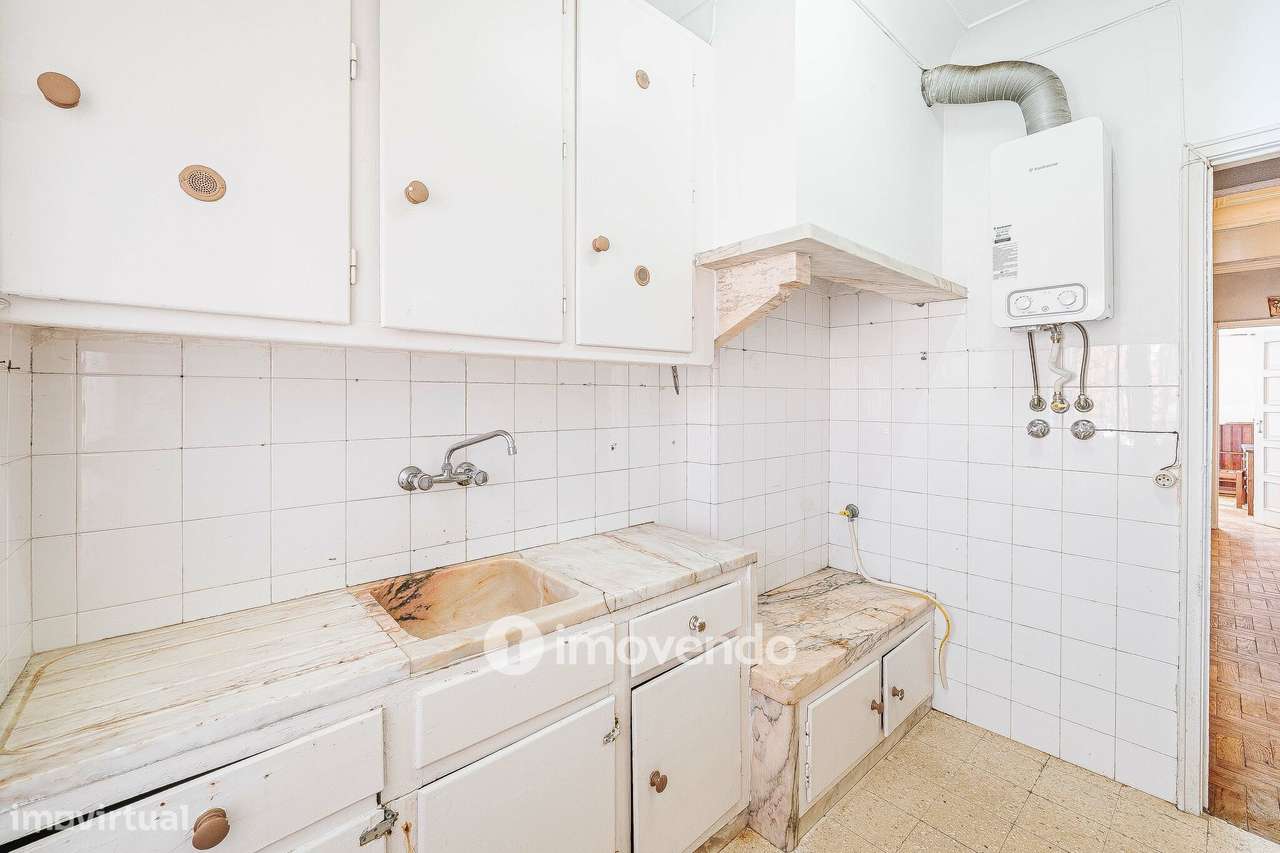 Apartamento T2 com duas varandas, na Graça, em Lisboa-22