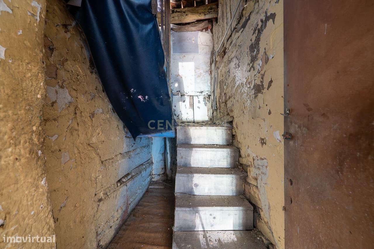 Casa para restaurar tipica de dois pisos com no seu interior - Grande imagem: 5/15
