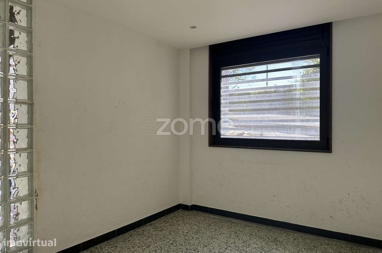 Loja com 2 espaços (R/C + Cave), em Carcavelos-8