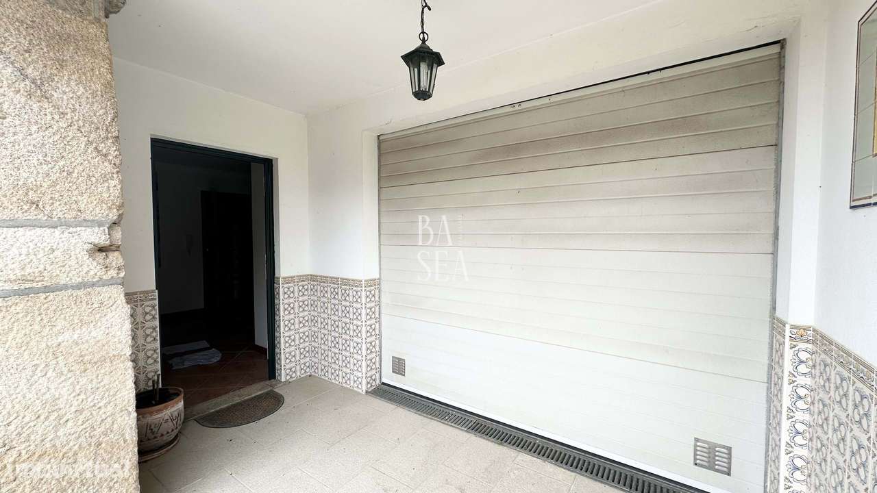 Quinta com 3 Habitações 2 Armazéns e 1 ha de Vinha em Barbeita Monção.-26