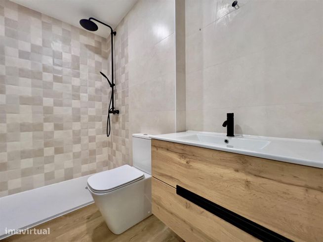 Apartamento T4 com garagem em zona da Guarda Inglesa, Santa Clara-4
