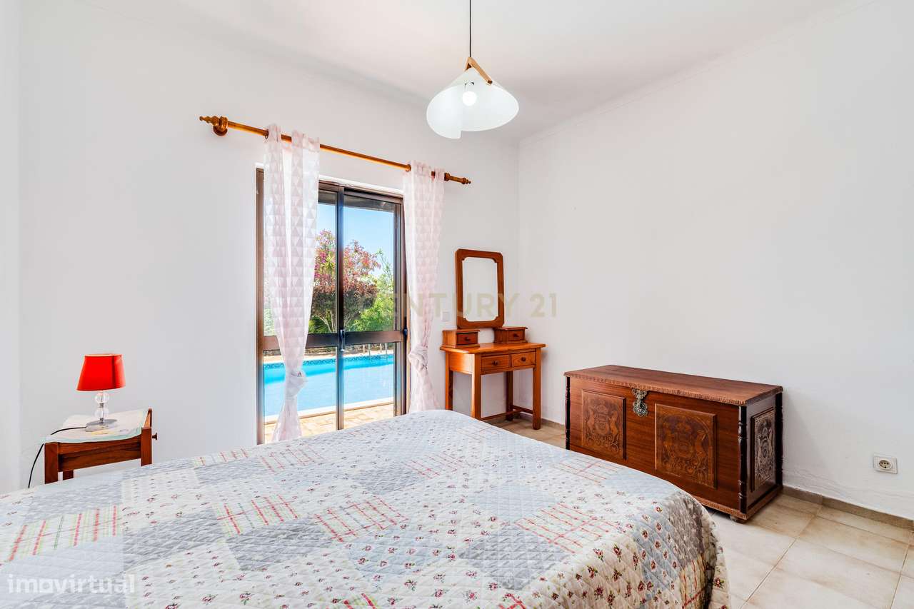 Moradia Bifamiliar T3 + T1 com Piscina  junto aos Campos de Golfe de A-19