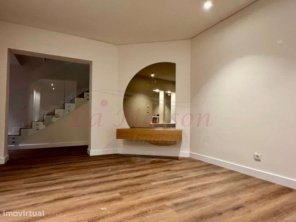 Moradia V4 Duplex no Centro de Loures-25
