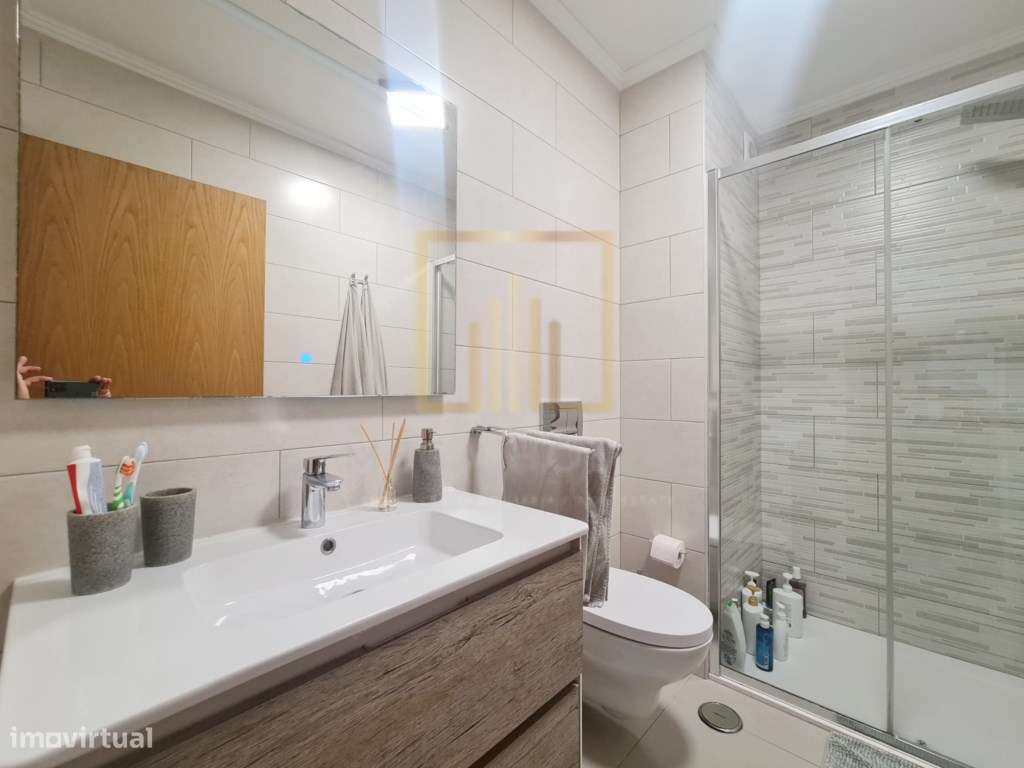 Apartamento T3 com Terraço e 3 WC, em Lagoa.-13