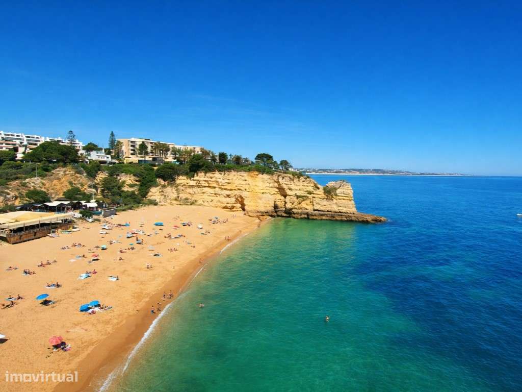 T2 com terraço e varanda | Totalmente renovado-16