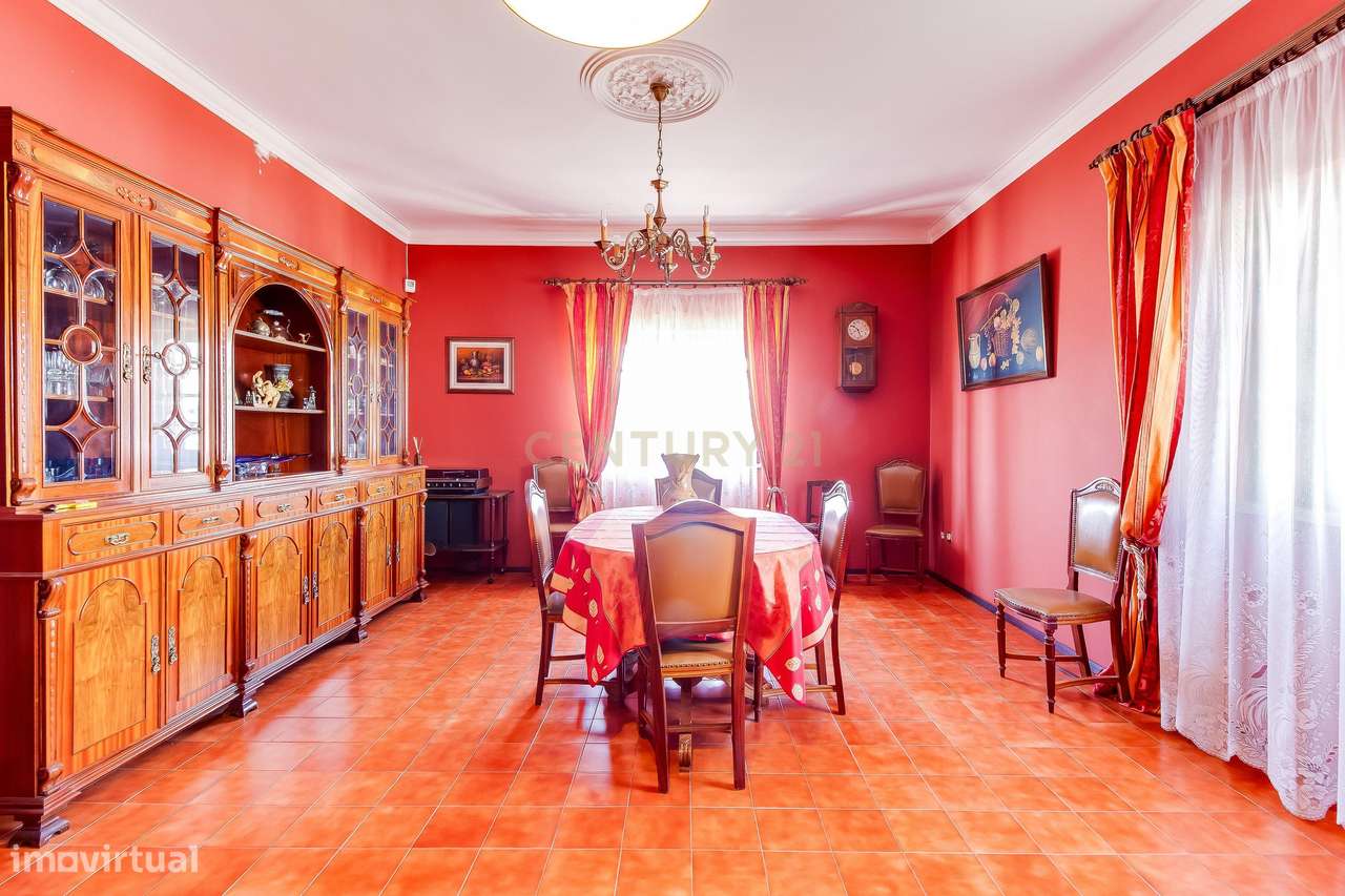 Moradia T4 com Potencial para 2 Frações  Terreno de 8.480 m²  Torres N-19