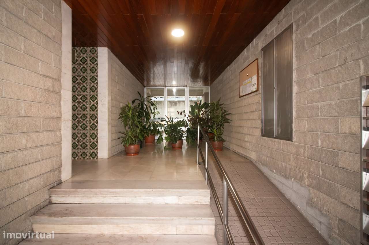 Espaçoso Apartamento T4 na Prestigiada Portela de Sacavém-29