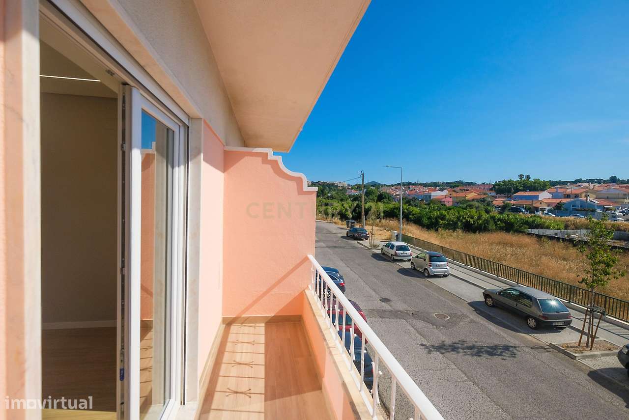 Apartamento T3 Totalmente Renovado | Estoril | Junto aos Salesianos-17