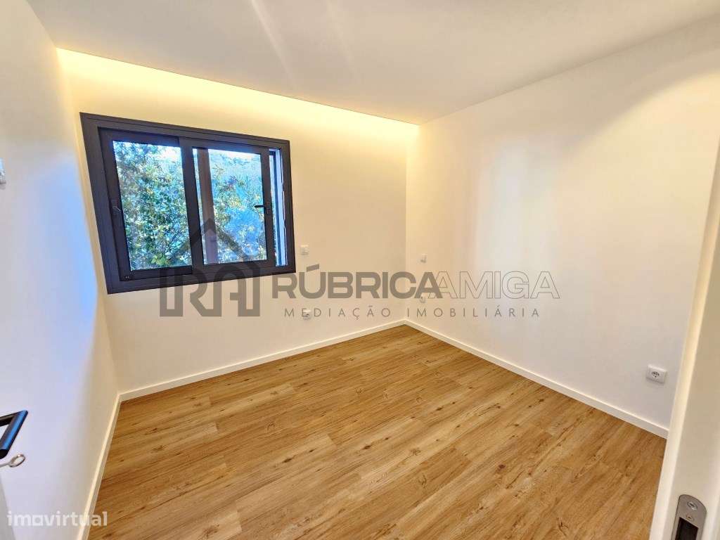 Moradia V3 renovada, com logradouro e anexo-16