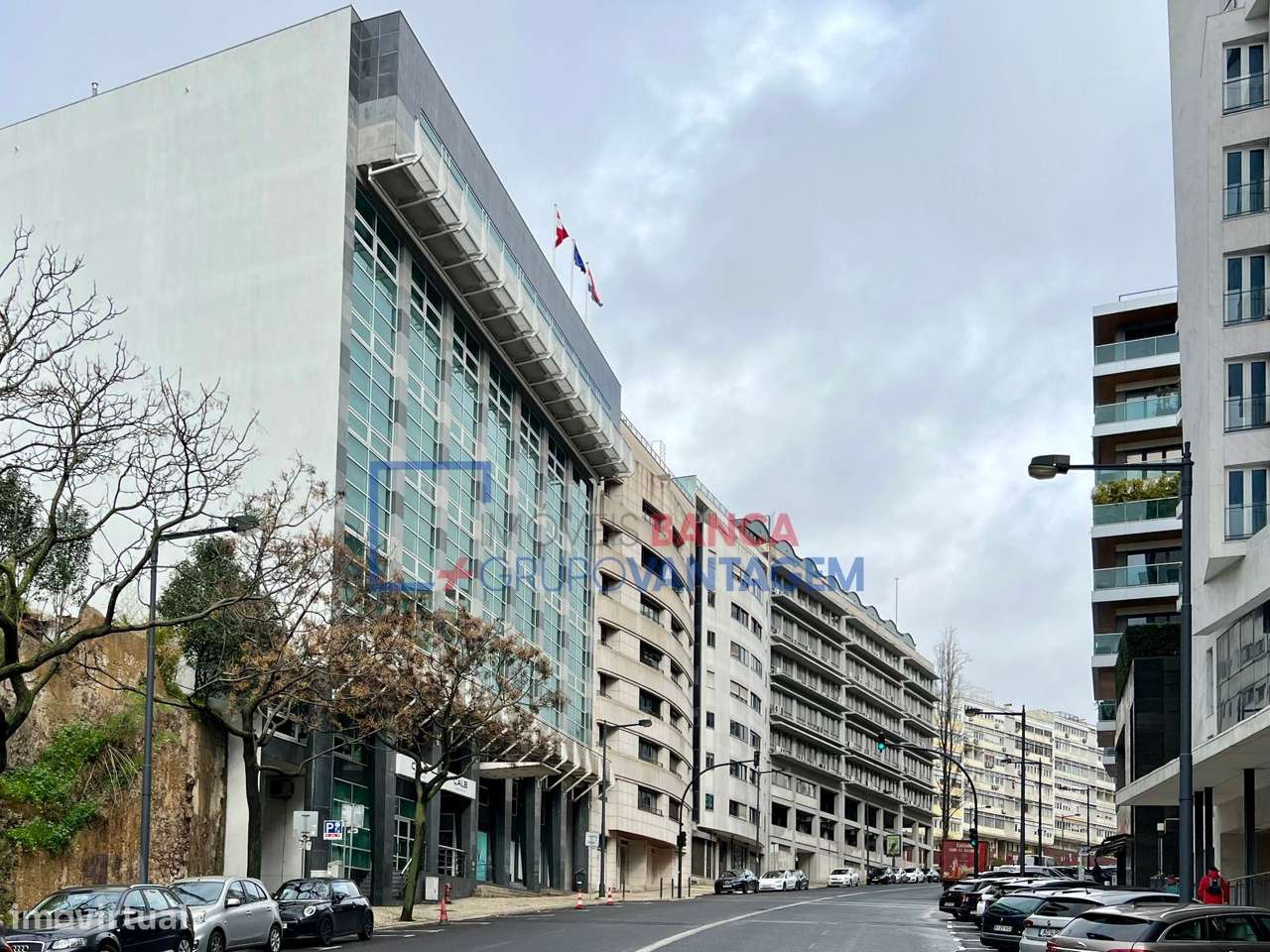 Escritório com 271 m2 e 5 parqueamentos na Av. Infante Santo em Lisboa - Grande imagem: 2/19