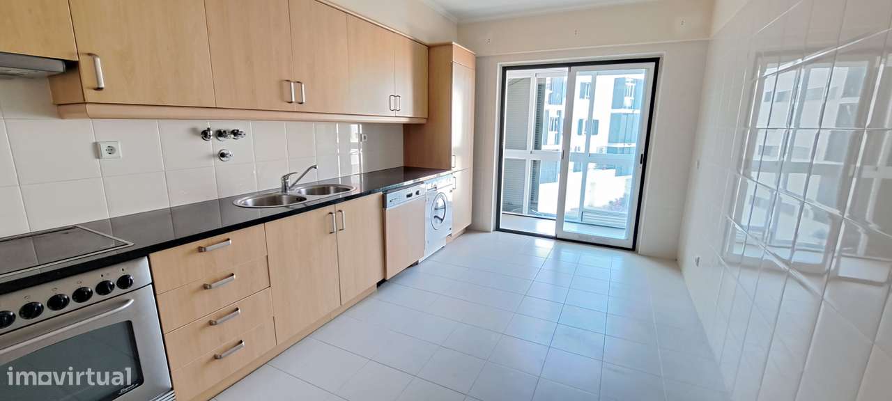 Apartamento T4  152m2 , Lugar estacionamento junto á praia  Alcochete.-6