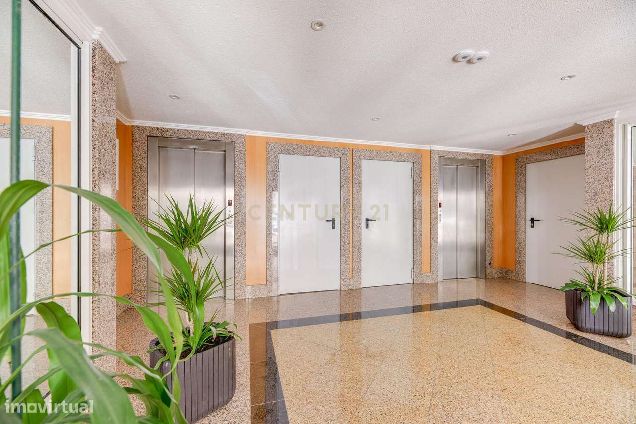 Apartamento T3 | Terraço, Box e Arrecadação | Urbanização da Ribeirada-23