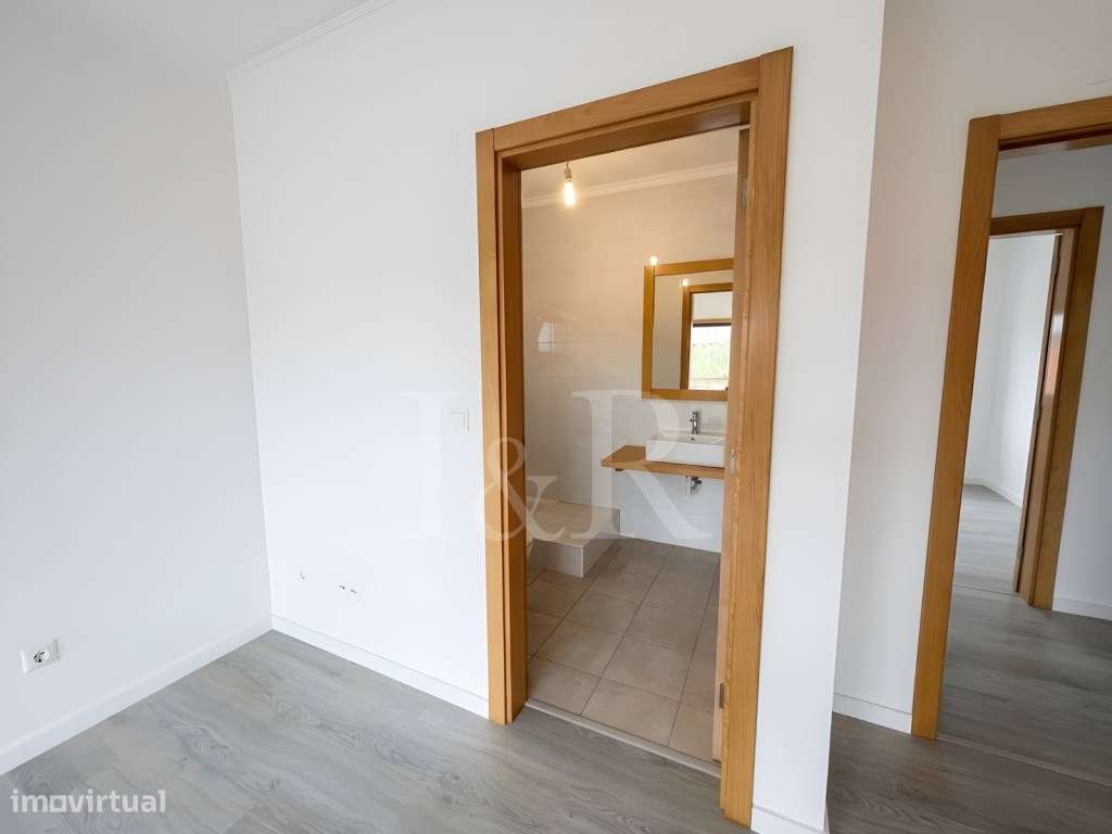 Moradia T5 com varandas, jardim e garagem no Feijó, Almada-25