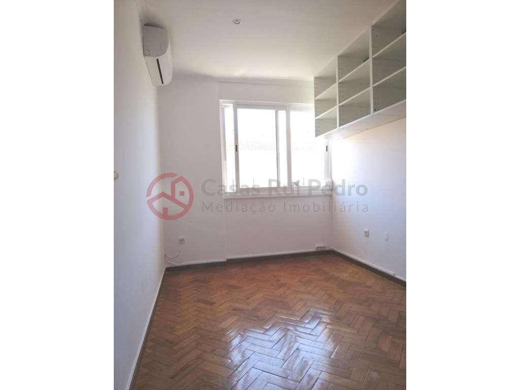 Apartamento T2 dúplex com vista rio, no Beato em Lisboa-16