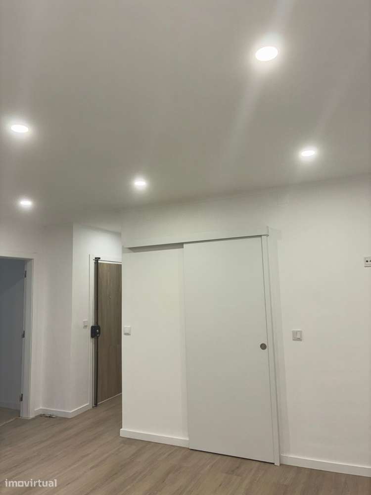 Apartamento Renovado com Vista Rio em Barreiro-13