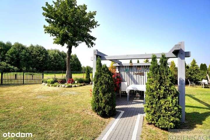 Nowoczesny dom z pięknym ogrodem.-16