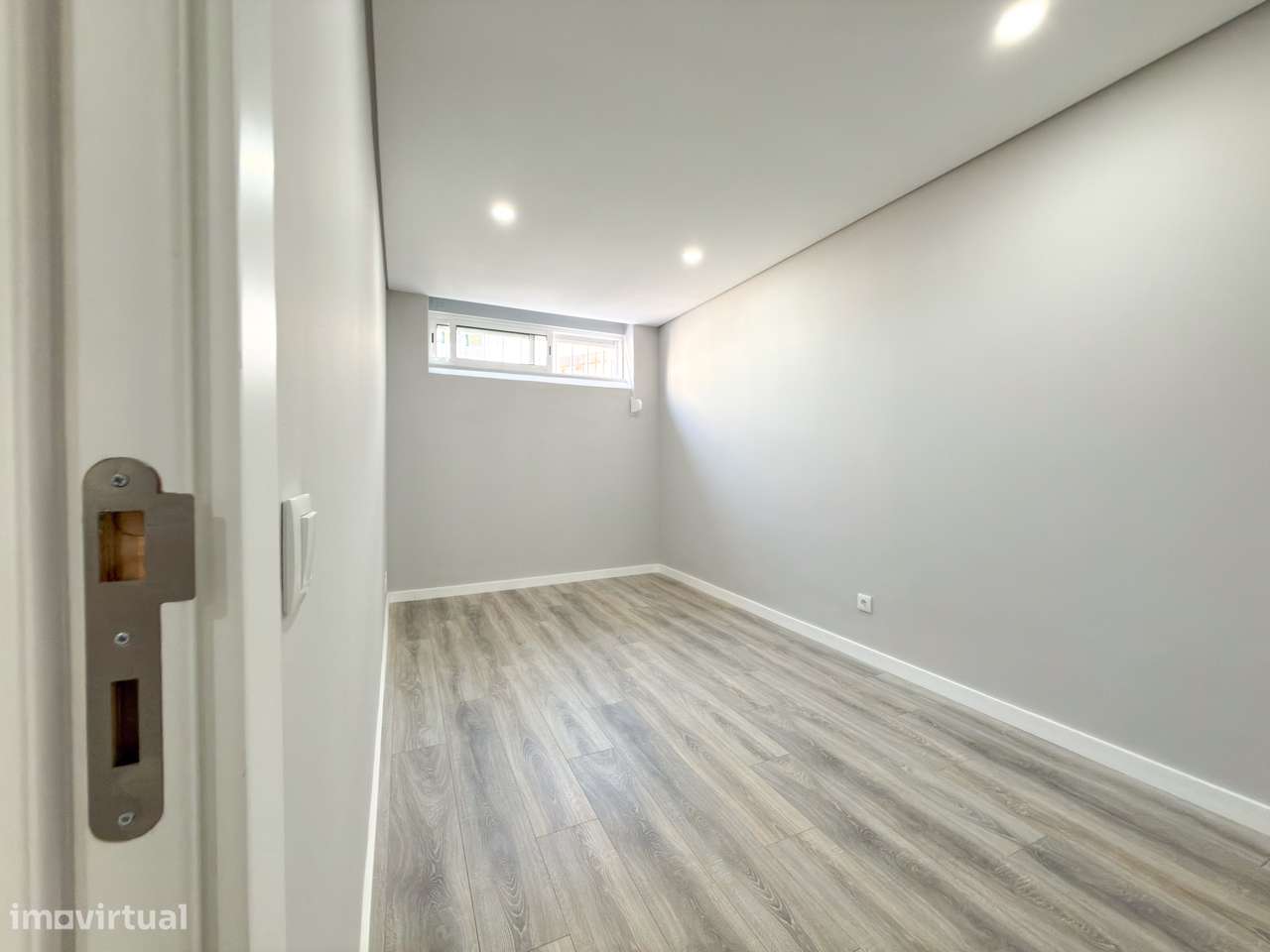 T2+1 renovado com área exterior no Feijó-23