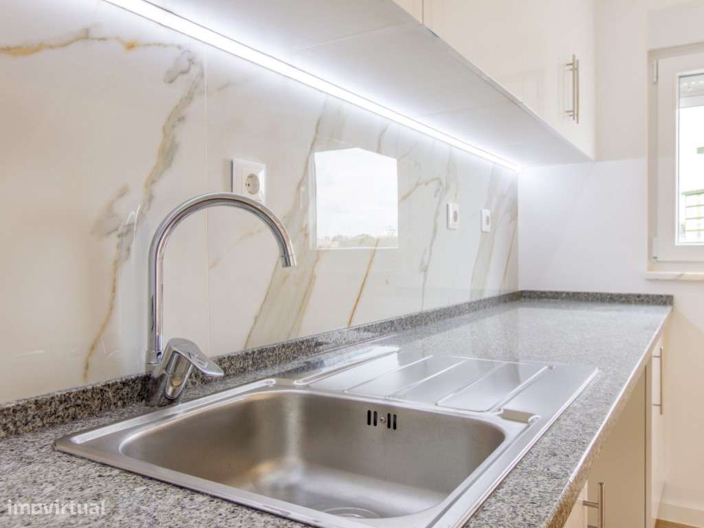 Onde a Luz Encontra o Design | T1 Remodelado com Varanda e Open Spa...-4