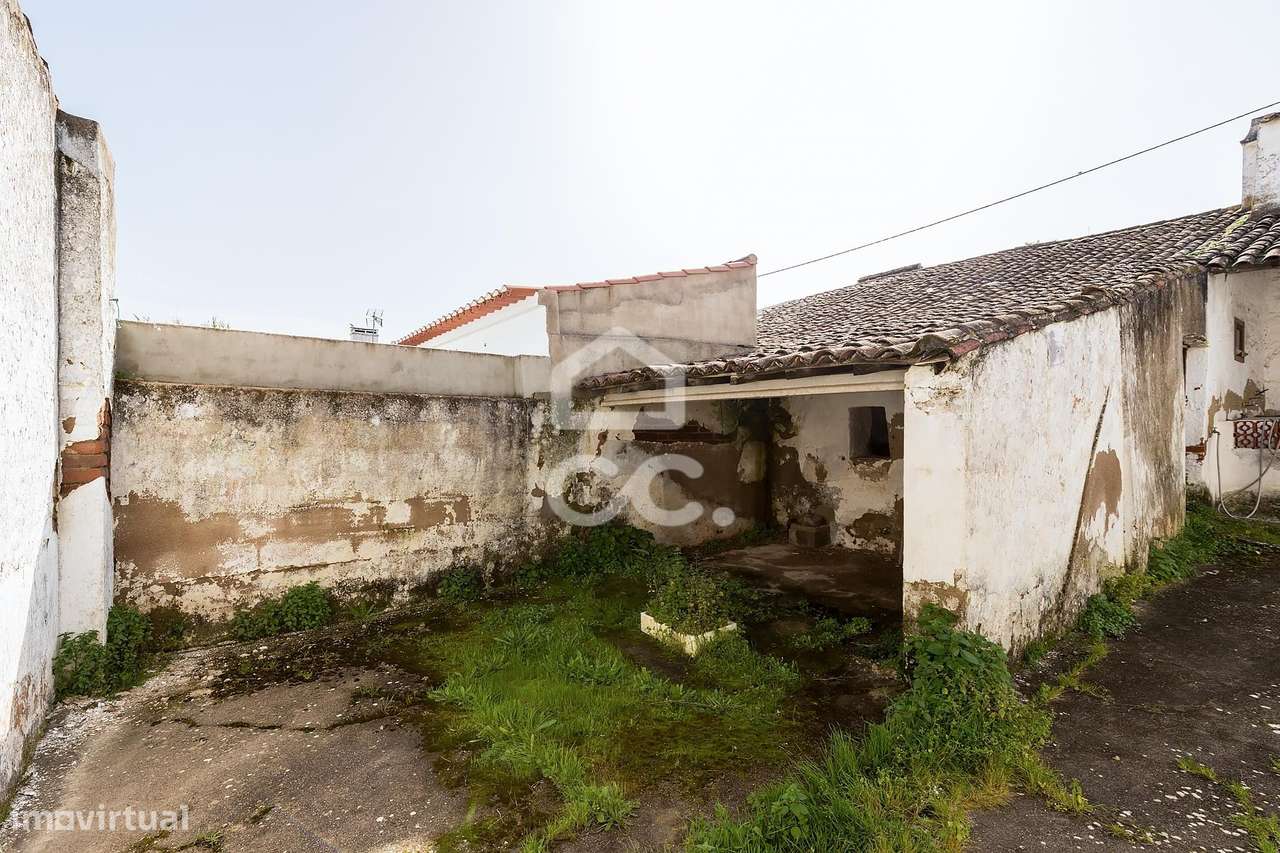 Moradia térrea c/ 311 m² de construção em lote de 1124 m² | Vila de Fr-28