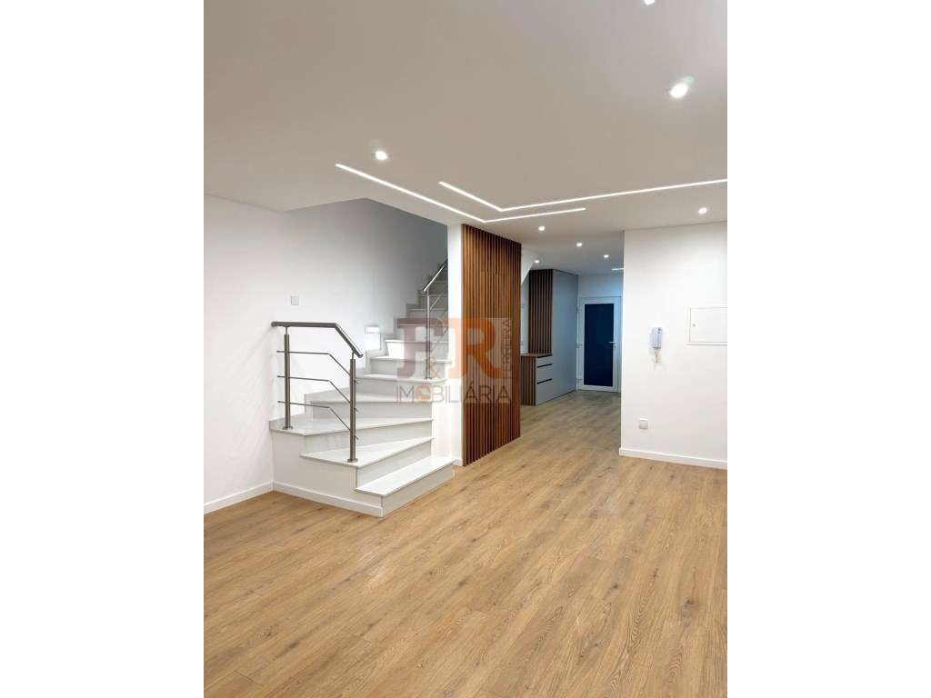 Moradia Geminada Gaveto T3 com Garagem Quinta do Conde-11