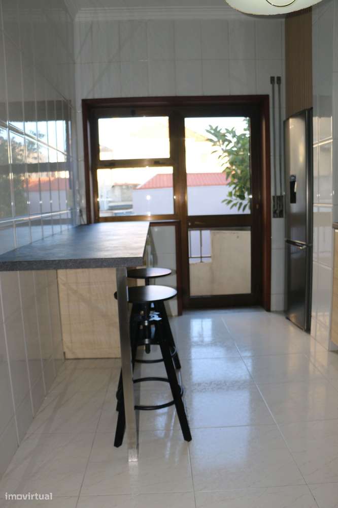 T1 com cozinha separada, terraço, garagem e excelente localização. - Grande imagem: 5/15