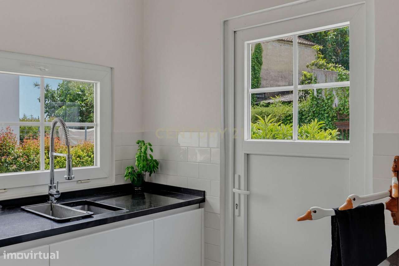 Moradia isolada T3 + 1 com vista mar em localização premium no coração-22