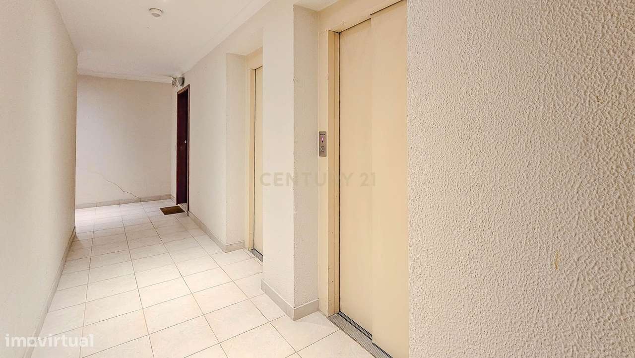 Apartamento T2 no Bonfim, Porto, terraço fechado e varanda.-27
