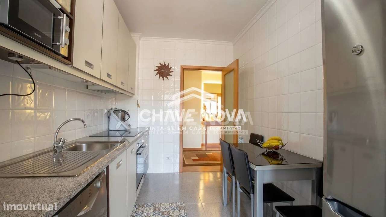 Apartamento T2, em Pedroso, com duas varandas, garagem e arrumos-14