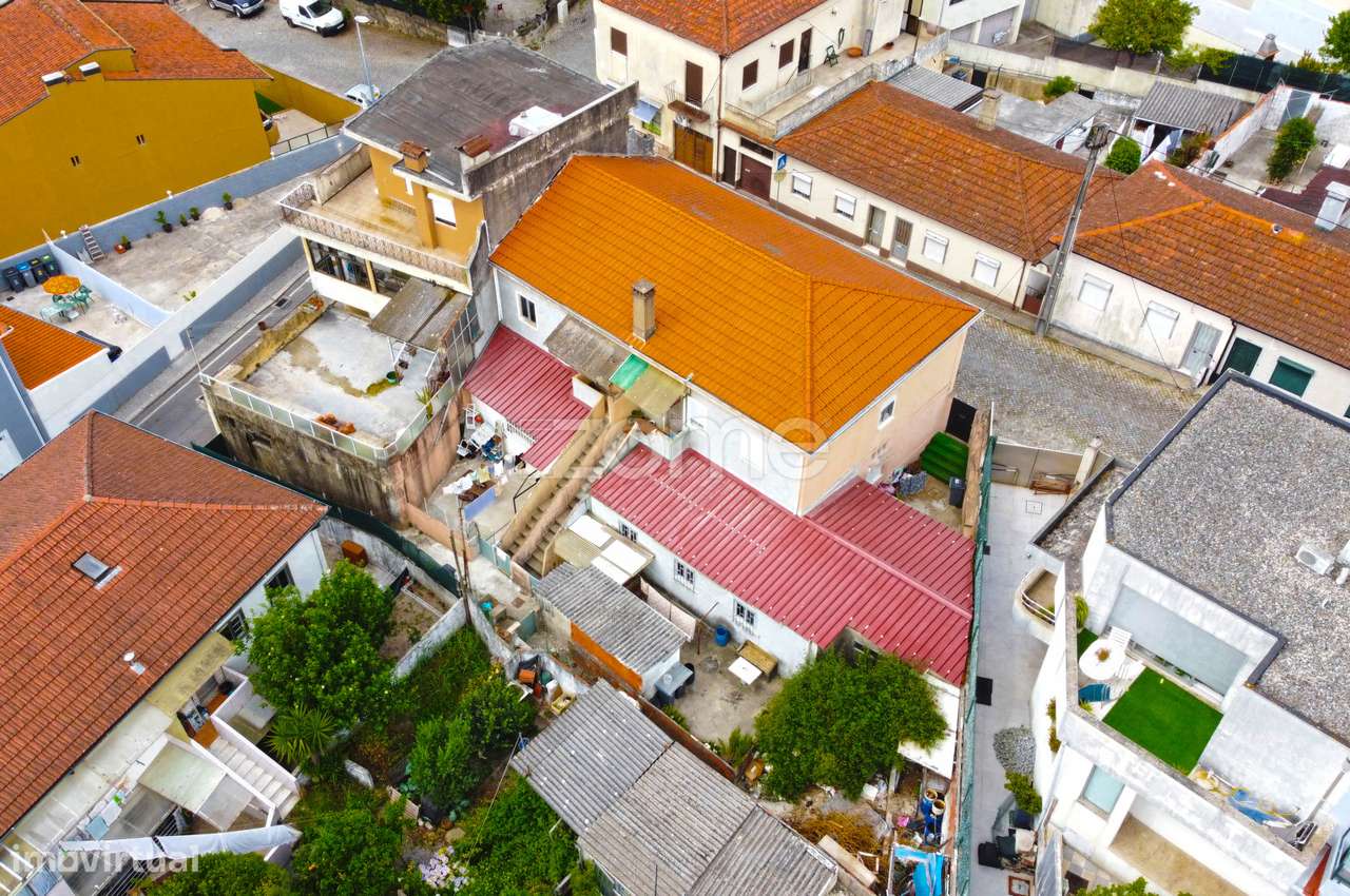 Prédio com 2 apartamentos e logradouro - Águas Santas, Maia - Grande imagem: 3/33