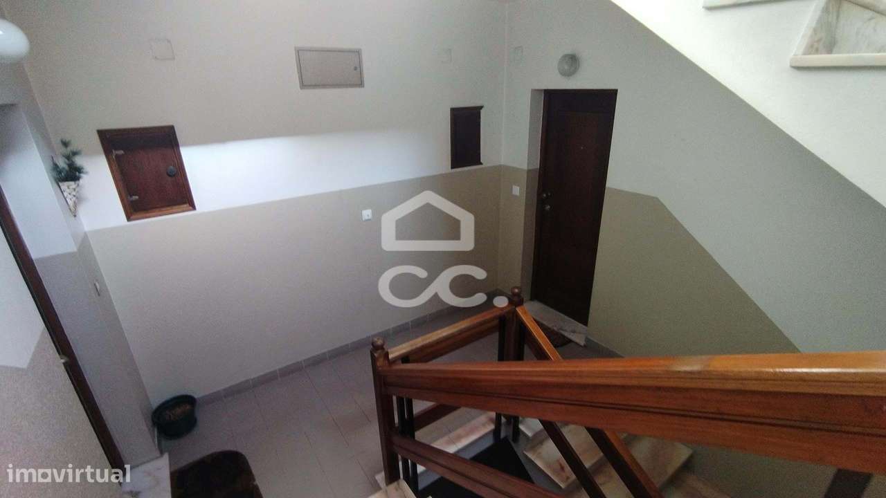 Apartamento tipo T-3 em zona central da cidade.-13