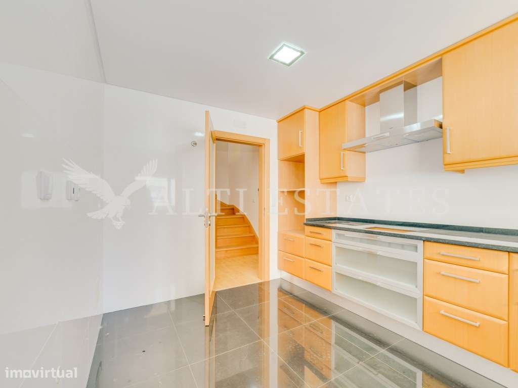 Apartamento Duplex T3 Virado a Sul com Vista Mar, Pronto a Estrear-9