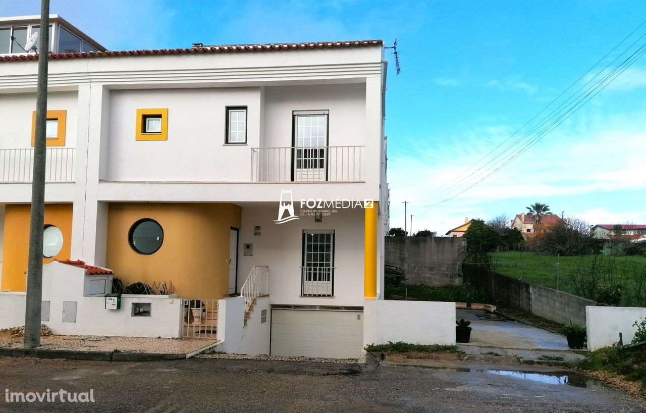 Moradia T3 em bom estado com Garagem, Jardim e vista de mar